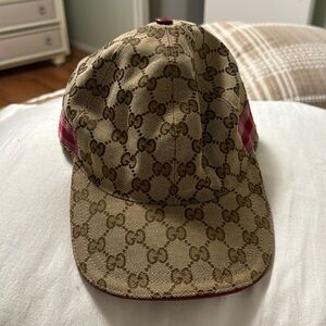 Gucci baseball hat , only wore 2-3 times authentic